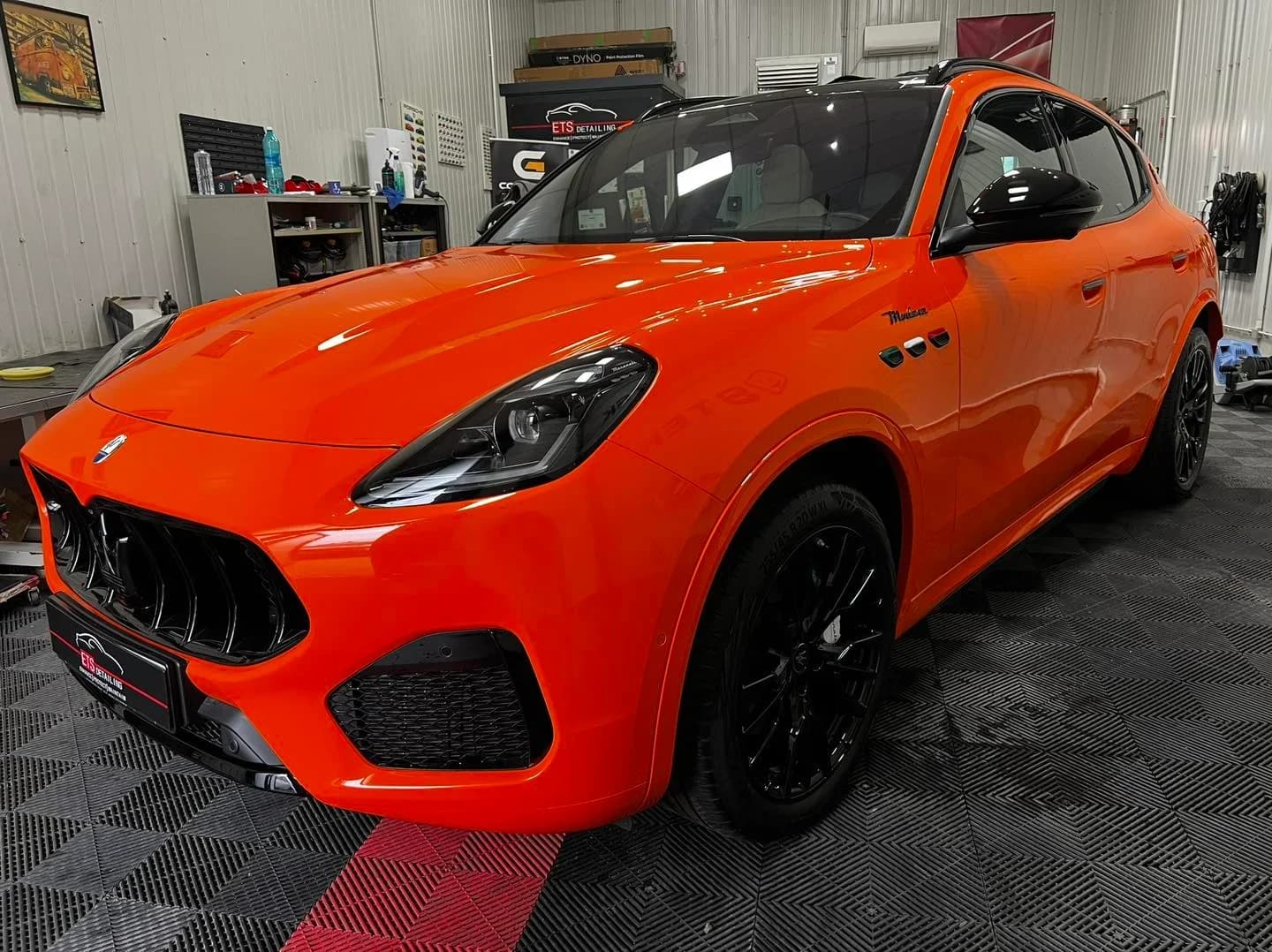 Maserati Grecale transformat cu folie de protectie PPF colorata, chrome delete si etrieri vopsiti la ETS Detailing Satu Mare.