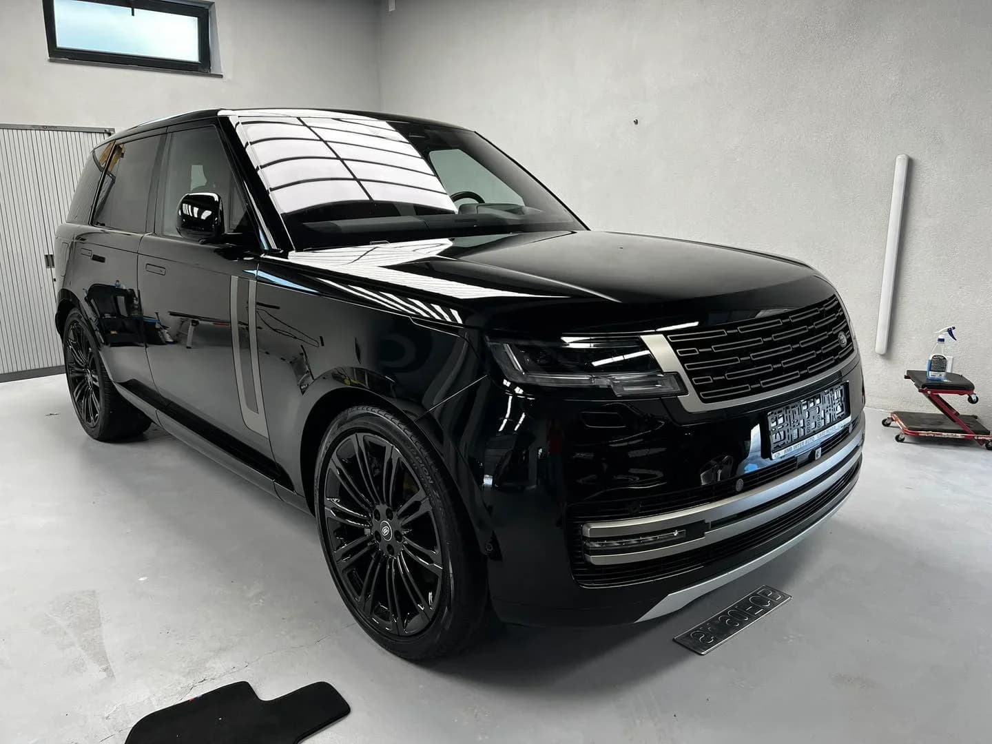 Range Rover SV in atelierul ETS Detailing pentru pachet profesional de detailing interior si exterior - Proiect Satu Mare.
